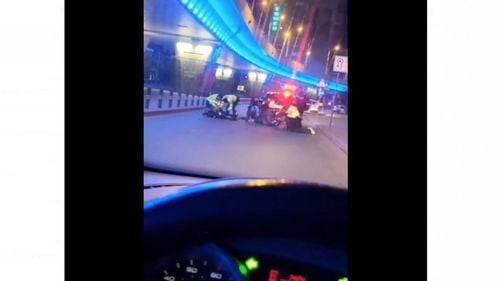 Motociclist din Craiova, amendat cu aproape 4.000 de lei, după ce a fugit de un control rutier și a avariat o mașină a poliției