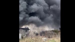 VIDEO Mesaj RO-Alert în județul Iași, după ce un incendiu a izbucnit la un depozit de gunoaie și fier vechi/ Flăcările au cuprins o suprafață de 1500 mp