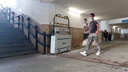 Elevatoare de zeci de mii de euro pentru persoane cu dizabilități, abandonate și devastate înainte de a fi puse în funcțiune în gara din Sibiu 