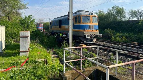 Traficul feroviar, oprit temporar în zona Brazi, în urma izbucnirii unui incendiu la o locomotivă în Gara Crivina