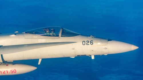 Președintele Nicușor Dan publică înregistrarea dintre piloții români și cei elvețieni, care au escortat aeronava Spartan: ”Acest gest a reprezentat un semn de recunoștință” / Jurnalistul Patrick André de Hillerin, un apropiat al PSD, a scris că președintele a mințit, elvețienii ar fi urmat o procedură normală