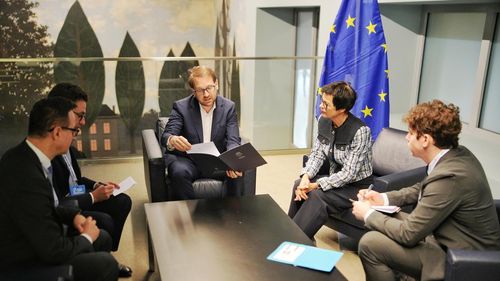 Fritz, după întâlnire cu Comisarul european pentru Extindere: Vocea oraşelor trebuie să se audă mai bine la Bruxelles