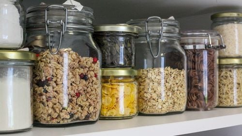 Românii și risipa alimentară. De ce cumpărăm de patru ori mai multă mâncare decât e necesar, de Paște? / Care sunt cauzele, cum prevenim singuri risipa alimentară și ce pot face supermarketurile în perioada sărbătorilor