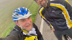 Doi clujeni merg pe biciclete până la Capul Horn, după ce în urmă cu doi ani au ajuns la Cercul Arctic / Vor să ducă un exemplar din cartea ”Toate pânzele sus” și să îl lase simbolic ”la capătul unui drum izolat și greu accesibil”