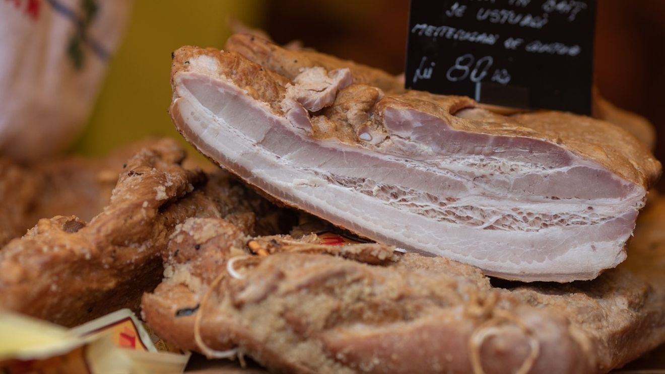 SlanăFest, târg gastronomic în Brașov: “Cel mai bun prieten al omului este porcul” / Plăcinta cu slănină, ciocolată cu jumări și slănină cu foiță de aur