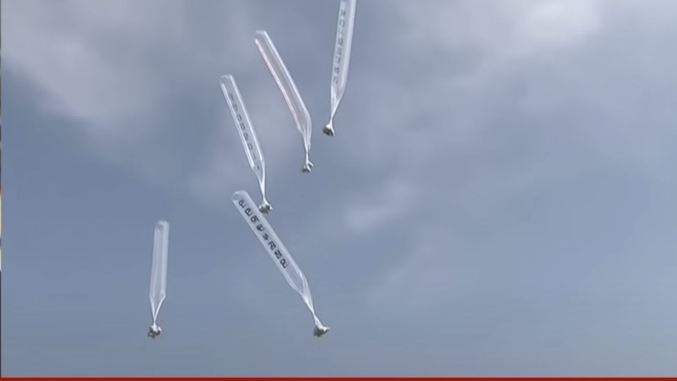 Un balon nord-coreean cu deşeuri a atins palatul președintelui din Seul. Balonul conținea și pliante de ridiculizare a cuplului prezidențial