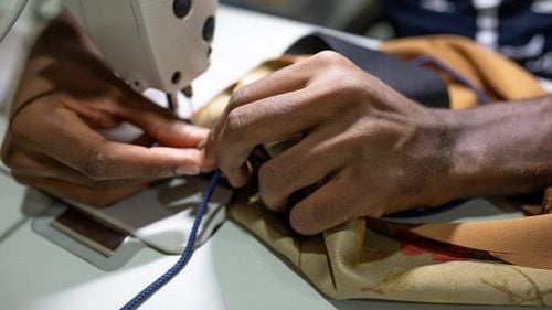 Disponibilizări colective la Textila Oltul şi Secuiana, două societăți cu tradiție din Covasna / O parte din angajați au ajuns la Textila după ce s-a desființat o altă societate de profil / ”Sunt cu preavizul în mână”