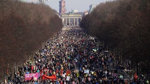 VIDEO Imagini impresionante din Berlin: Mii de oameni protestează față de războiul din Ucraina în centrul orașului