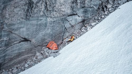 „Eram singur în cortul meu de pe Everest când a avut loc cutremurul”. Un alpinist german împărtășește experiența sa unică de pe cel mai înalt munte al planetei