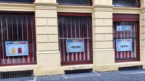 PSD Sibiu a pus în ramă realizările Guvernului Dăncilă și le-a scos în geam spre piața unde are loc protestul mișcării Vă Vedem