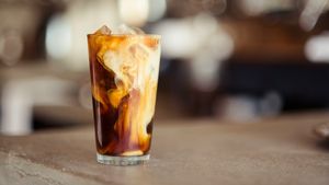 Cum poți folosi zațul de cafea pentru un “cold brew” ieftin și ușor de făcut acasă