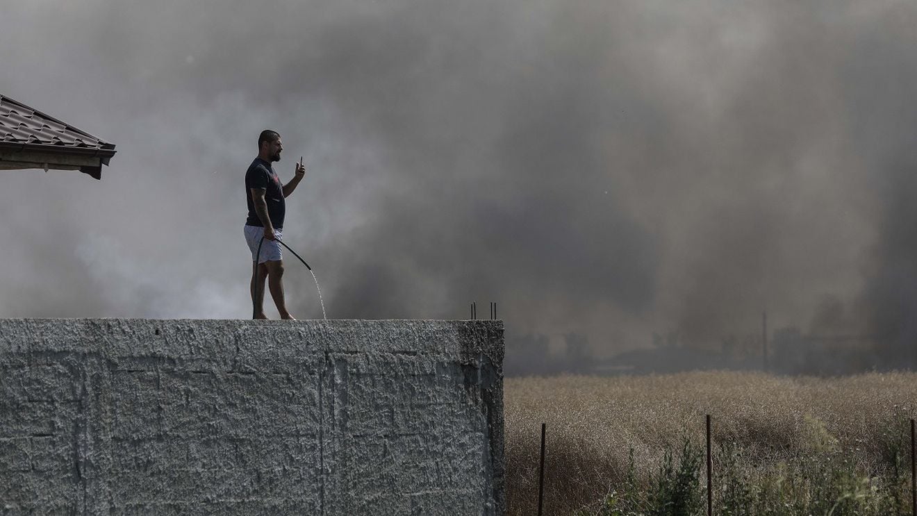 FOTO VIDEO Traficul auto a fost complet oprit pe Centura Capitalei din cauza incendiului de vegetație din Bragadiru, care a cuprins 10 hectare / ISU: Nu există pericolul de extindere a incendiului către zona de case