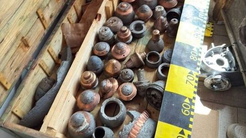 FOTO Dosar penal după ce au fost descoperite în casa unui colecționar din Timiș mai multe focoase militare, proiectile sau tuburi pentru obuz, mortiere de infanterie, corpuri de mină şi o rachetă antitanc, toate dezafectate