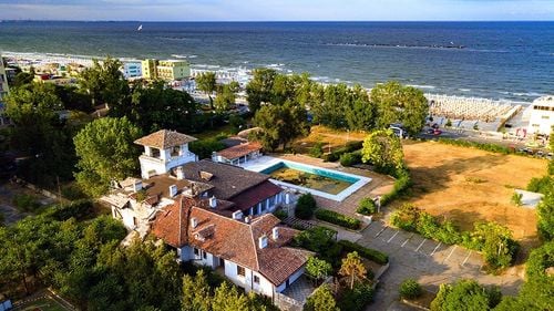 Ministrul Culturii spune că a aprobat un plan de reabilitare pentru monumente istorice, între care și Palatul Reginei Maria din Mamaia și curtea acestuia/ Terenul de 1,5 hectare este proprietate privată