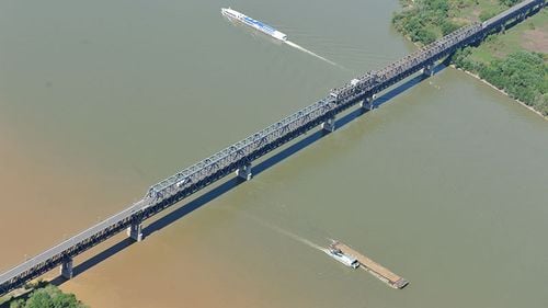 SURSE Scandal în Bulgaria: Mai multe barje sârbești încărcate cu cărbune ard pe Dunăre, în zona internațională, după ce bulgarii au refuzat să le descarce