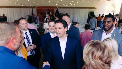 Ron DeSantis, principalul rival republican al lui Donald Trump, și-a concediat șeful de campanie