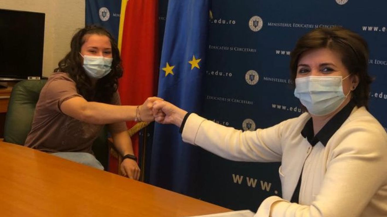 Monica Anisie, ministru al Educației și profesoară de română, se mândrește cu recomandarea oferită unei foste eleve care vrea să plece din țară / Tânăra “va face lucruri mărețe” ca cercetător în genetică, după studii în America