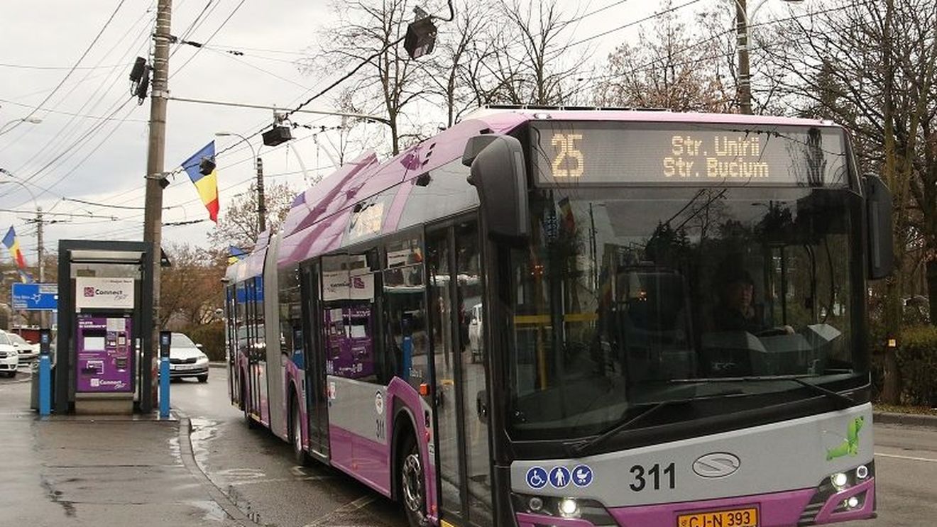 25 de troleibuze noi la Cluj-Napoca. Două treimi din mijloacele de transport public sunt noi, jumătate electrice