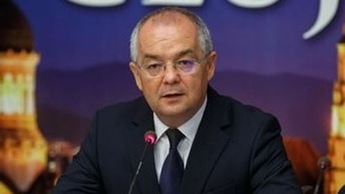 Inteligenţa Artificială, primul pas în birocraţia românească. Emil Boc lansează funcţionarul-robot Antonia