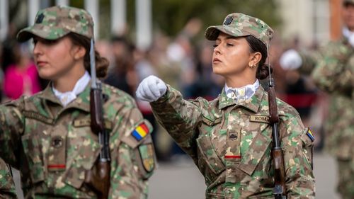 Tatăl unei fete care a depus jurământul militar, la Sibiu: Nu ne e teamă în contextul internaţional dificil / ”Civili sau militari, toţi datorăm un singur lucru acestei ţări: jurământul de a o apăra”