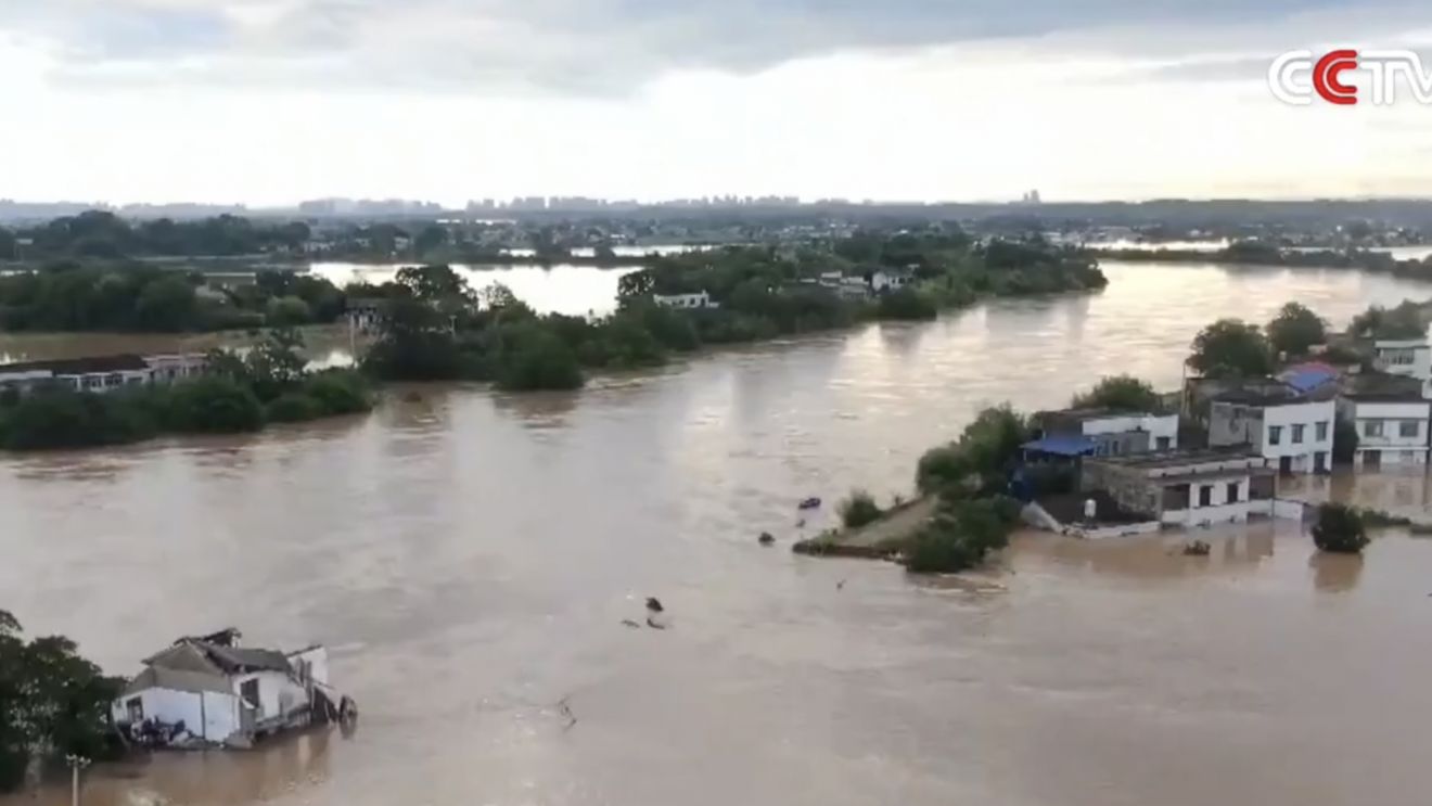 Peste 3.800 de locuitori, evacuaţi după ruperea unui dig în China