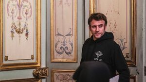 Dicționar de război: Ucrainenii inventează verbul „a macrona”, adică „a se arăta foarte îngrijorat de o situaţie, dar a nu face nimic”, pentru a denunţa lipsa de reacție a liderului francez faţă de invazia rusă