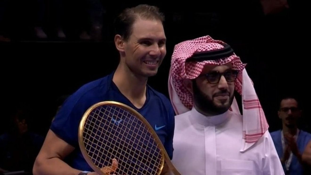 Cât valorează racheta de aur pe care Rafael Nadal a primit-o cadou la retragere din partea șeicilor saudiți