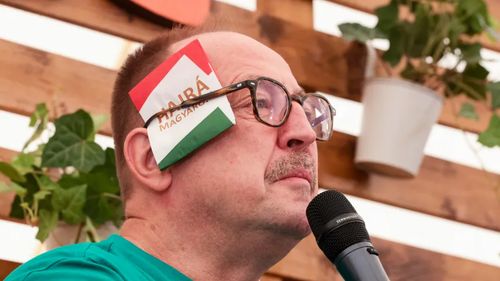 Un înalt oficial ungar prezent la Băile Tușnad îl imită pe Donald Trump: și-a lipit un autocolant pe ureche