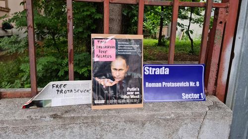 Manifest la Ambasada Belarusului: Susținătorii lui Roman Protasevici au adus o fotografie cu Vladimir Putin în rol de păpușar și o plăcuță stradală cu numele jurnalistului