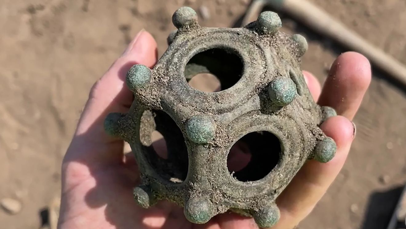 "O mare enigmă": Arheologi amatori din Marea Britanie au descoperit un obiect roman misterios, vechi de 1.700 de ani