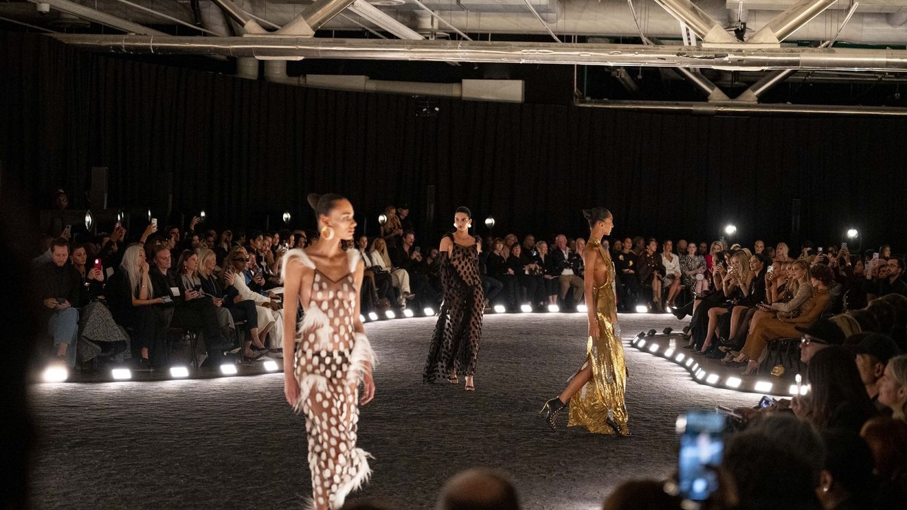 Schiaparelli SS26: Daniel Roseberry reînvie „hard chic” și transparența curajoasă, dar nuanțele sobre pun sub semnul întrebării spiritul excentric original al casei