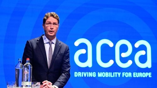 Mesajul președintelui Asociației Constructorilor Europeni de Automobile pentru salvarea industriei: „Ritmul trebuie impus de piață, nu de amenzi” / Organizația susține necesitatea evitării protecționismului și un proces de decarbonizare mai flexibil