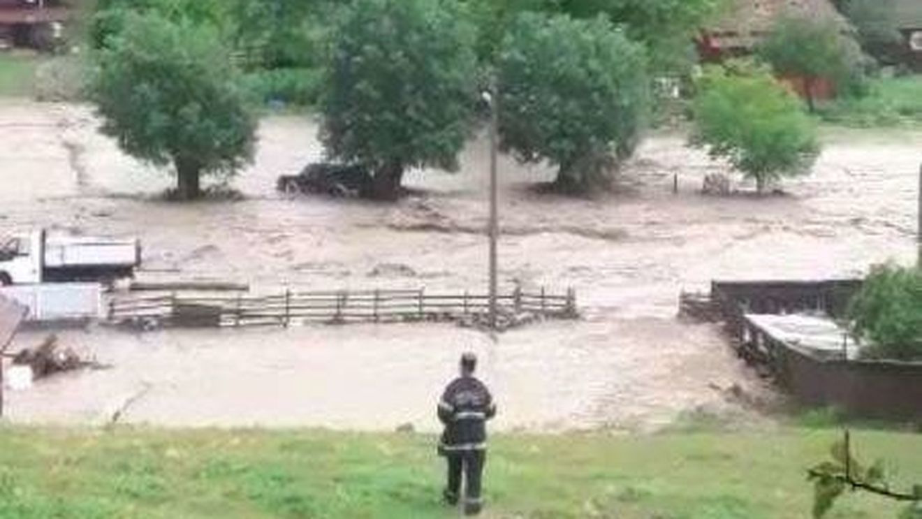 Case inundate, oameni refugiați în podurile imobilelor și drumuri distruse în mai multe localități din Apuseni