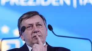 Crin Antonescu, după ce a fost validat pentru alegerile prezidenţiale: Nu vreau să vă stric buna dispoziţie, dar realizaţi sper că acesta a fost şi ca un vot de despărţire / Ilie Bolojan, propus să conducă campania sa prezidenţială