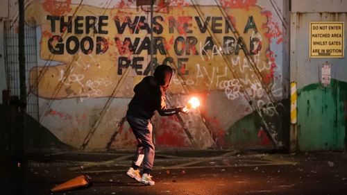 Zece poliţişti au fost răniţi după ciocniri cu tinerii republicani care se opun dominaţiei britanice în Irlanda de Nord