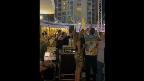 VIDEO Noi imagini de la petrecerea tineretului PNL cu injurii la adresa PSD: ”Să le ... mamele!”