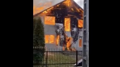 Puternic incendiu la o casă din Lunca Ilvei, Bistrița Năsăud. Focul s-a extins la mansarda unui magazin alimentar şi la o casă învecinată. Peste 100 de localnici s-au alăturat pompierilor