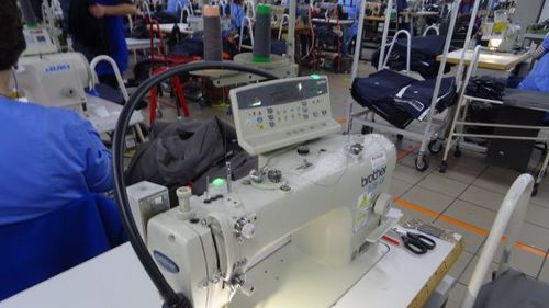 O companie de confecții din Alba Iulia cu aproape 150 de angajați a început să producă îmbrăcăminte de protecție, după ce i-au fost întrerupte comenzile externe