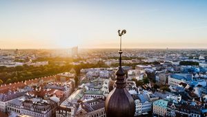 Stare de urgență în Letonia, timp de trei luni, după ce cazurile de COVID-19 au crescut alarmant/ Vaccinarea populației, printre cele mai scăzute niveluri din UE/ Angajații la stat vor fi imunizați obligatoriu până la 15 noiembrie