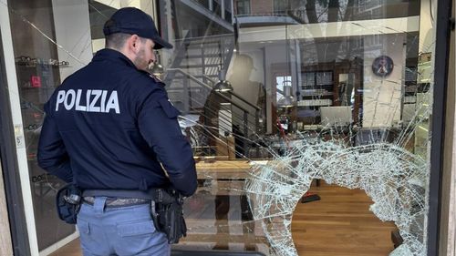 Poliția italiană a prins o bandă de români specializată în spargerea magazinelor de ochelari / Autoritățile au recuperat de la ultimul jaf 600 de perechi, în valoare de 150 de mii de euro