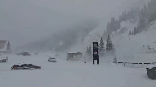 Ninsorile fac ravagii în țară. Drumuri și căi ferate blocate, cabluri electrice rupte și zeci de mii de locuințe fără curent