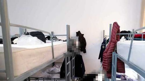 FOTO VIDEO Condiţiile de la Academia de Poliţie, reclamate de Sindicatul Europol: Câte 16 într-o cameră, cu toaletele nefuncţionale, fără apă caldă și cu șobolani pe holuri  