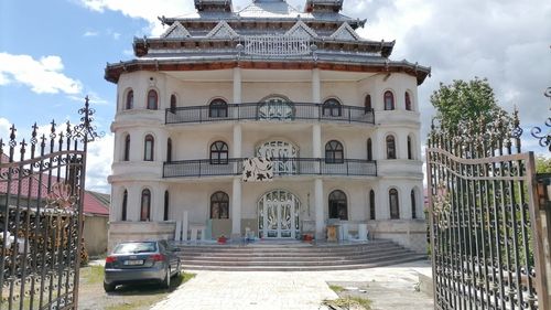 FOTO Un fost deputat USR propune ca palatele țigănești din Huedin să devină ”un brand al Clujului”: Să integrăm mostenirea romă a țării făcând tururi ghidate în astfel de palate