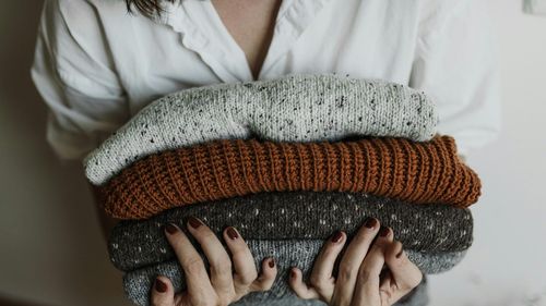 Hainele care chiar încălzesc: ghidul materialelor de iarnă