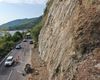 Încă o mașină lovită de bolovani căzuți pe Valea Oltului, la o zi după tragedia de la Lazaret / ”În spatele nostru era un motociclist și nu știu sigur dacă a fost lovit” / „Mă tem foarte mult”