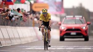 Simon Yates fură tricoul roz de la Isaac Del Toro în penultima etapă și câștigă Giro d'Italia 2025