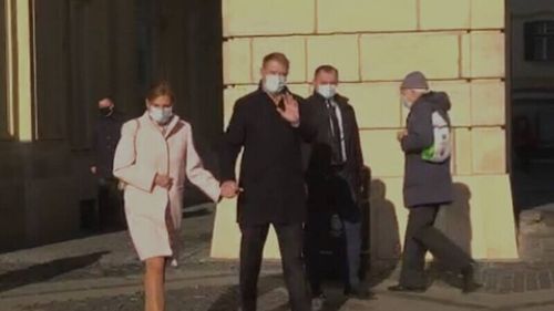 VIDEO Președintele Klaus Iohannis, întâmpinat de protestatari la intrarea într-o biserică din Sibiu / O femeie i-a strigat „Jó napot kívánok, PSD!”, iar un bărbat a afișat mesajul „La biserică... degeaba”