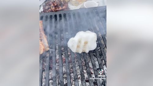 Zăpada a adus o altă teorie a conspirației: e falsă! / ”De ce nu se topește pe grătar?” / Un inginer explică efectul Leidenfrost