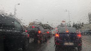 Cum se circulă pe drumurile din țară / Traficul rutier, îngreunat de ploi, zăpadă, ceață și restricții de circulație