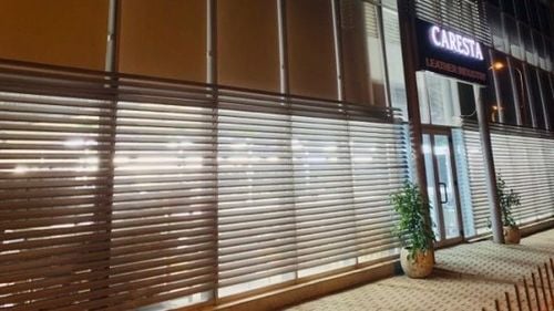 Povestea producătorului de genți de lux din Alba care s-a reprofilat pe măști de protecție: începutul pandemiei i-a prins pe proprietari în Italia, unde au plătit 7 euro pentru o mască. Acum fabrica livrează 150.000 de bucăți pe zi